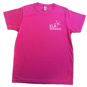 Camiseta técnica color fucsia estampada en el pecho con el logo en blanco de ELA España. 100% poliester