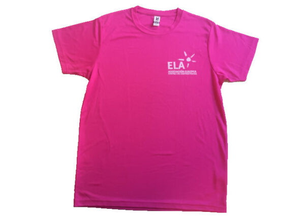 Camiseta técnica color fucsia estampada en el pecho con el logo en blanco de ELA España. 100% poliester