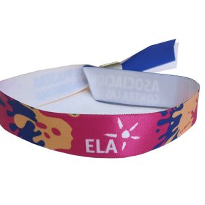 Pulsera de tela con cierre metálico