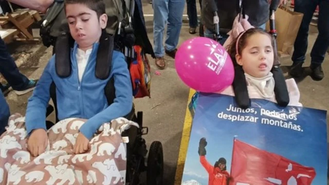 Martín junto con Kayla, otra niña enferma de leucodistrofia