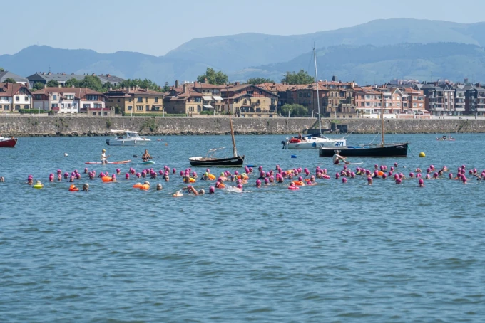 El pasado 28 de junio, Getxo volvió a teñirse de rosa. Por tercer año consecutivo, la travesía solidaria Arriluze Txallenge reunió a nadadores y nadadoras con el objetivo de dar visibilidad a las leucodistrofias, recaudar fondos para su investigación y rendir homenaje a todas las personas afectadas por estas enfermedades poco prevalentes y devastadoras.
