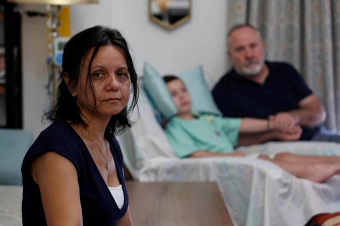 La enfermedad que pasó demasiado tiempo oculta para Juan: "Si mi hijo hubiera nacido hoy en Galicia, su vida sería otra" La familia del menor, de 9 años, reclama la inclusión de la detección de la adrenoleucodistrofia en la prueba del talón para que ningún otro niño pase por lo mismo.